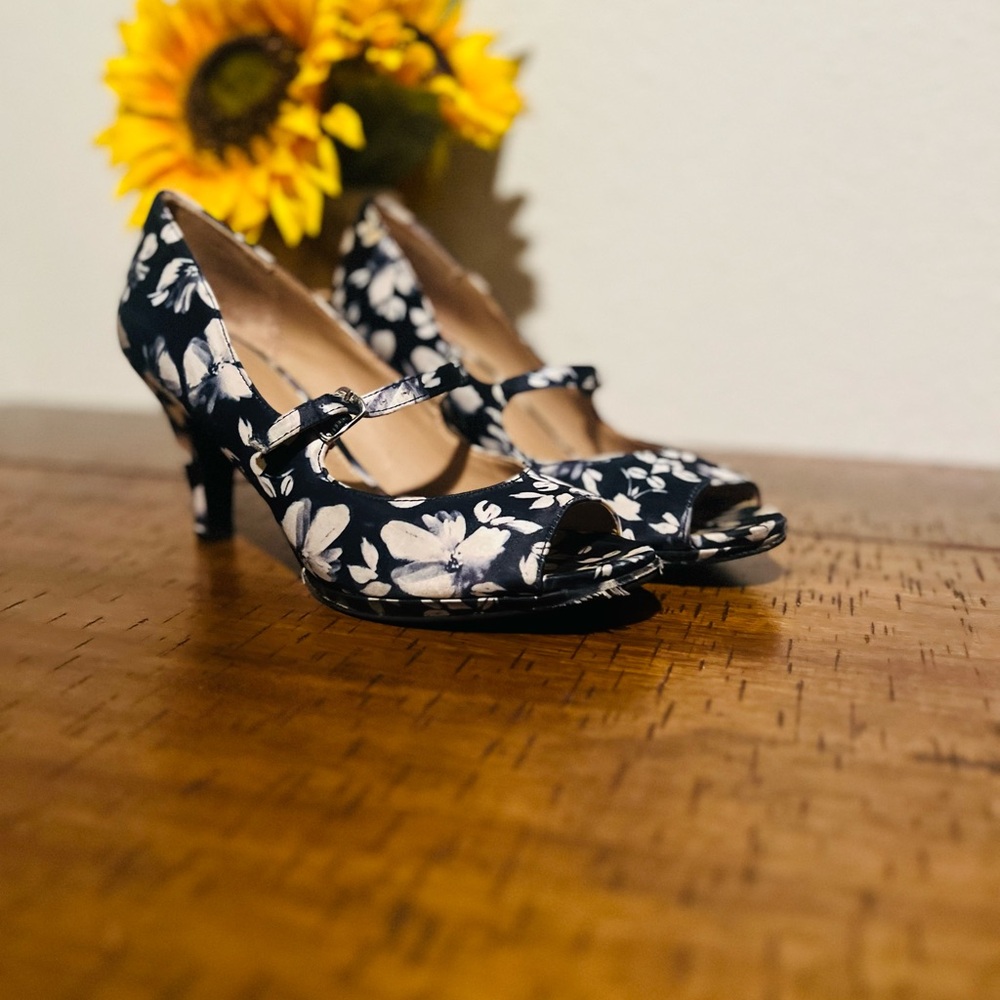 Naturalizer Women's Navy Floral Heels - Picture 2 of 7